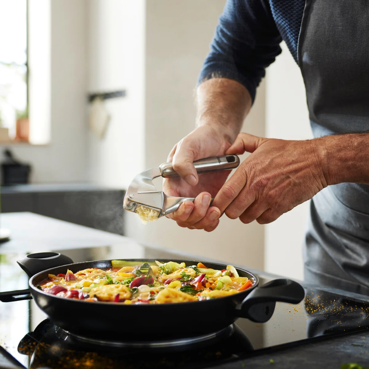 Fissler Essential® Serving Pan 11 Inch - Image 6